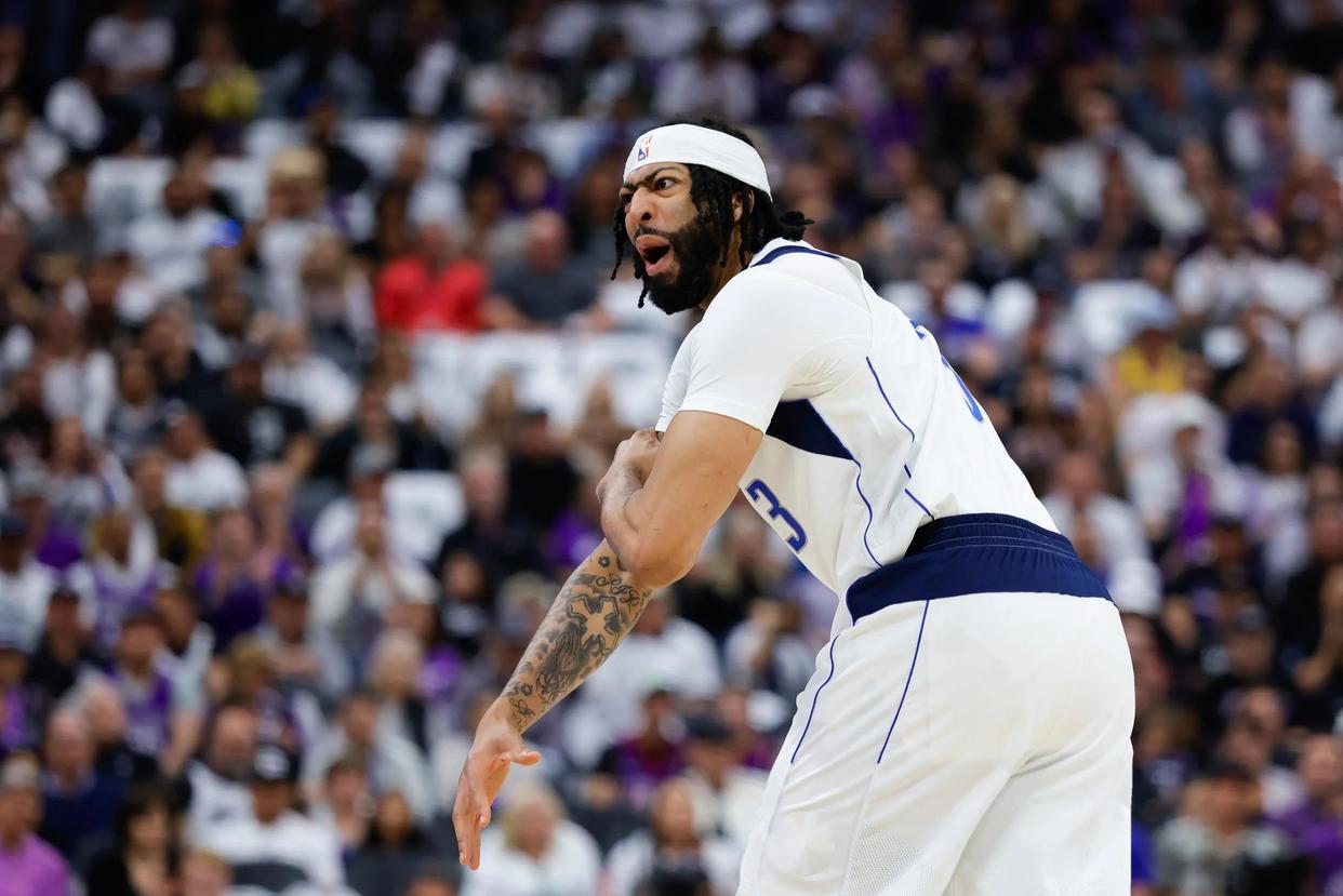 爱游戏APP-浓眉哥重返赛场，战术调整首场状态出色，C9观众沸腾！-爱游戏APP